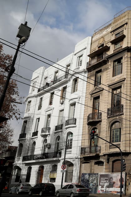 Un edificio de estilo francés, hoy sumido en el deterioro, en la esquina de San José y Pavón
