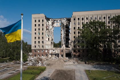 Un edificio de gobierno destruido por un ataque ruso en Mykolaiv. (Photo by Genya SAVILOV / AFP)