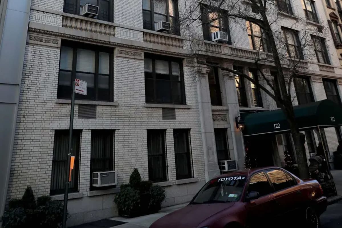 Un edificio de la región centro de Nueva York fue el escenario del presunto suicidio de una menor de edad