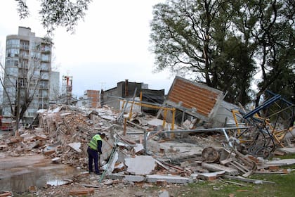 Un edificio de ocho pisos se derrumbó sobre la colectora de General Paz