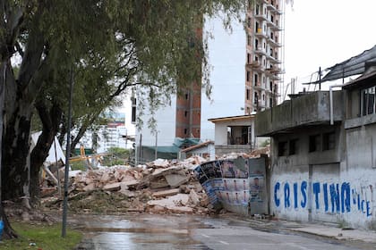 Un edificio de ocho pisos se derrumbó sobre la colectora de General Paz
