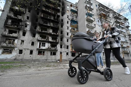 Un edificio de viviendas dañado por los ataques rusos en Chernihiv. (Photo by Genya SAVILOV / AFP)