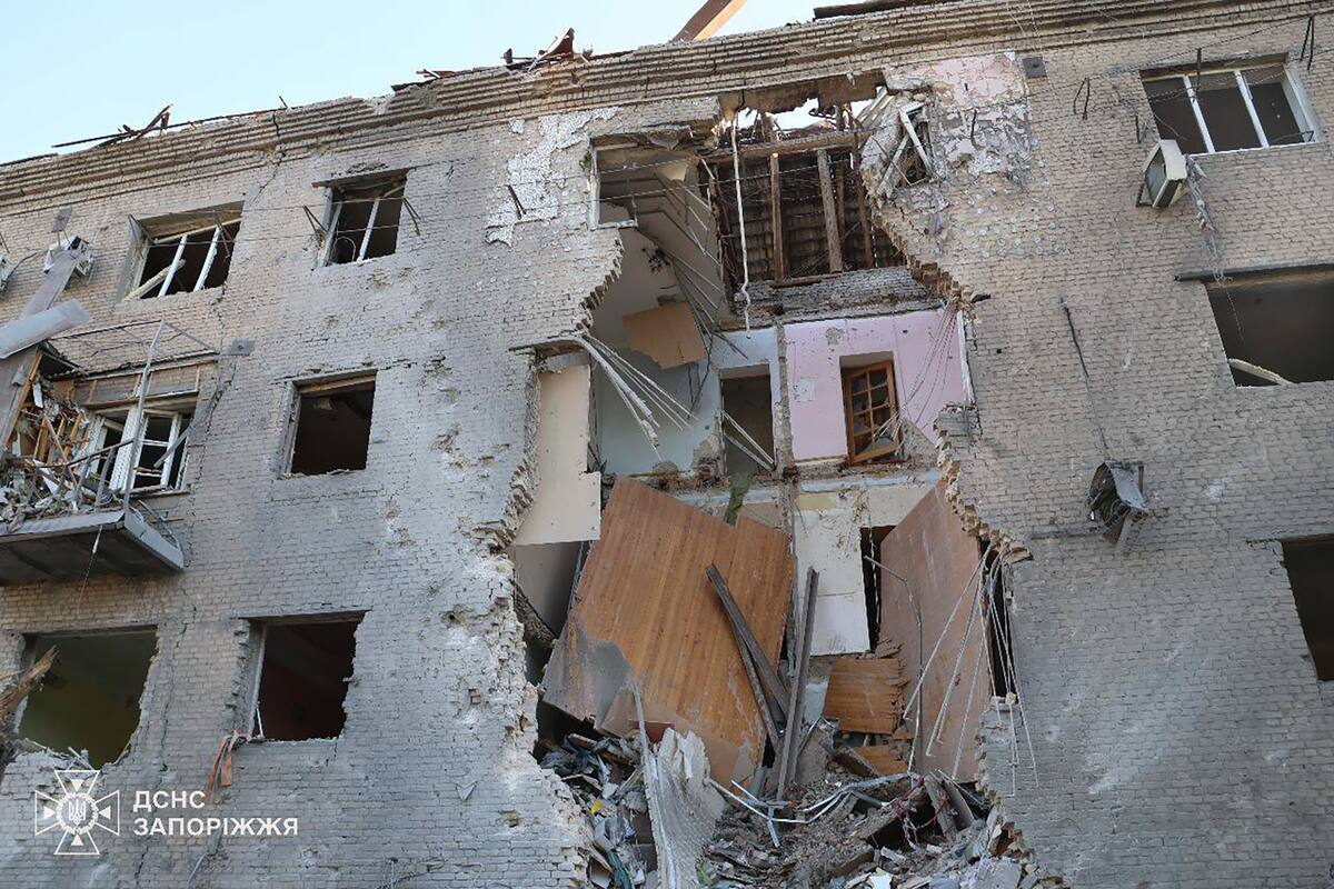 Un edificio de viviendas, dañado tras un ataque ruso con bombas planeadoras en Zaporiyia, Ucrania, el sábado 29 de septiembre