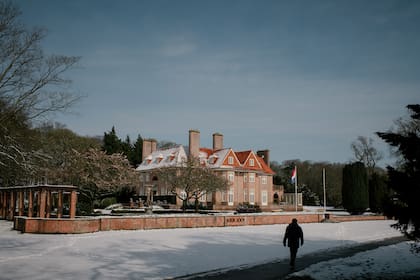 Un edificio del museo de arte privado Voorlinden en Wassenaar, Países Bajos, donde, en 2008, tuvo lugar una fiesta de bodas de Maria Vladimirovna Vorontsova, como se conoce a la hija mayor de Vladimir Putin, y Jorrit Faassen, su exmarido, el 1 de abril de 2022. (Dmitry Kostyukov/The New York Times)