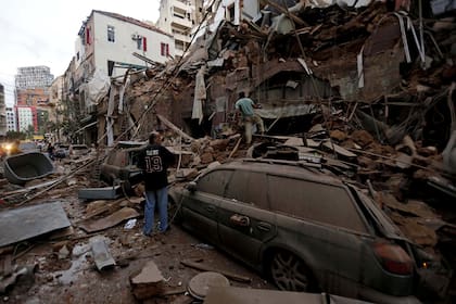 Un edificio derrumbado totalmente cayó sobre los vehículos, en Beirut