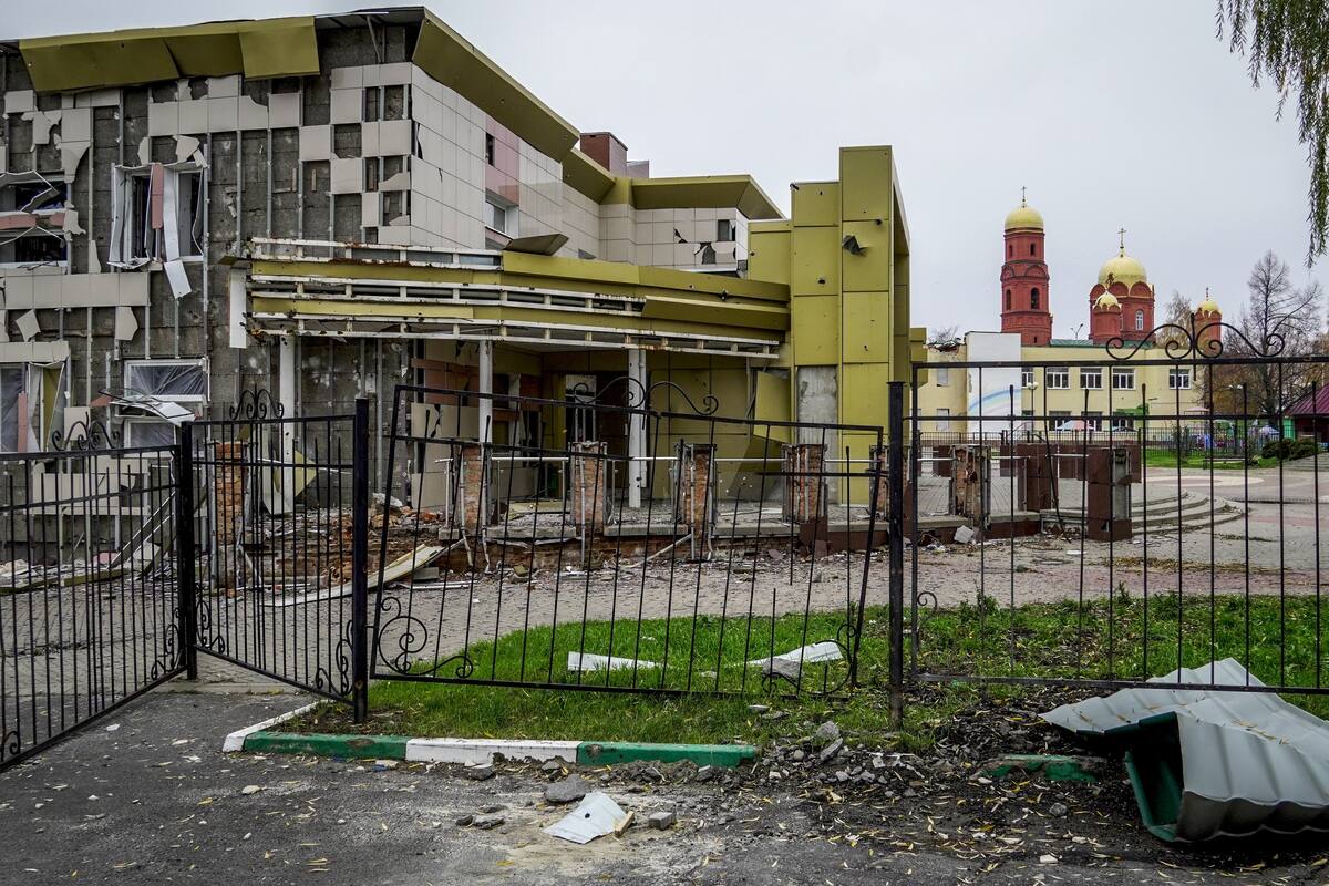 Un edificio destruido en la aldea rusa de Murom, cercana a la frontera con Ucrania
