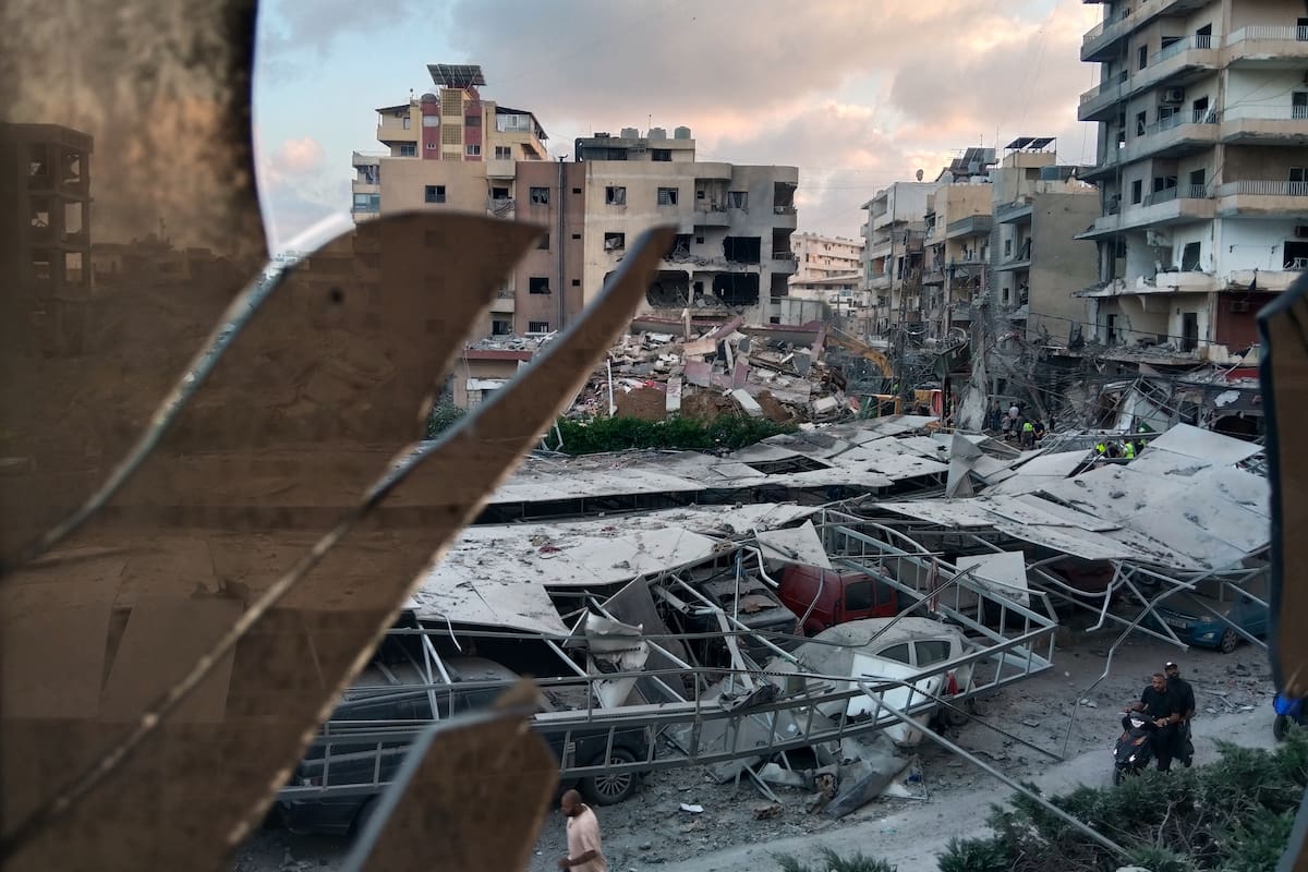 Un edificio destruido que fue alcanzado en un ataque aéreo israelí visto desde una ventana destrozada del Hospital Jabal Amel, en Tiro, Líbano, el 1 de junio de 2026 (Foto AP)