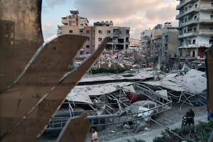 Un edificio destruido que fue alcanzado en un ataque aéreo israelí visto desde una ventana destrozada del Hospital Jabal Amel, en Tiro, Líbano, el 1 de junio de 2026 (Foto AP)