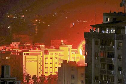 Un edificio en llamas en la ciudad de Gaza, tras un bombardeo de Israel