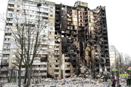 Un edificio fue bombardeado en la ciudad ucraniana de Járkiv