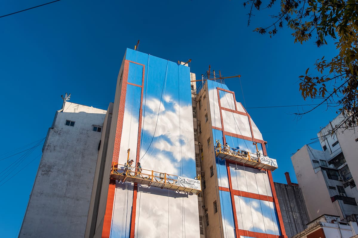 Un edificio intervenido sobre la Avenida Independencia
