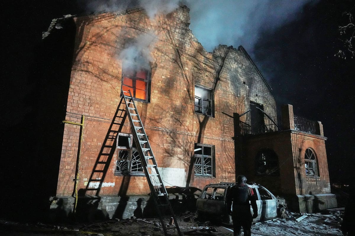Un edificio residencial arde tras un ataque ruso en Kiev, Ucrania, el 9 de enero de 2026