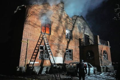 Un edificio residencial arde tras un ataque ruso en Kiev, Ucrania, el 9 de enero de 2026