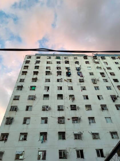 Un edificio residencial en el que, a pesar del peligro de derrumbre, muchos vecinos eligieron quedarse