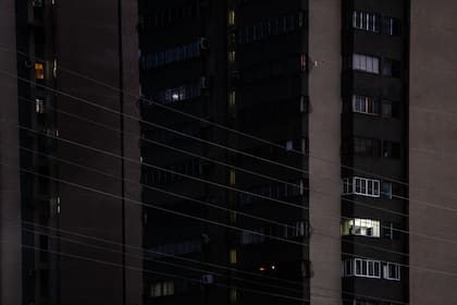 Un edificio residencial en Maracaibo donde la mayoría de los departamentos están vacíos porque la mayoría de los inquilinos se han ido de Venezuela. Fotos por Marian Carrasquero NYT.
