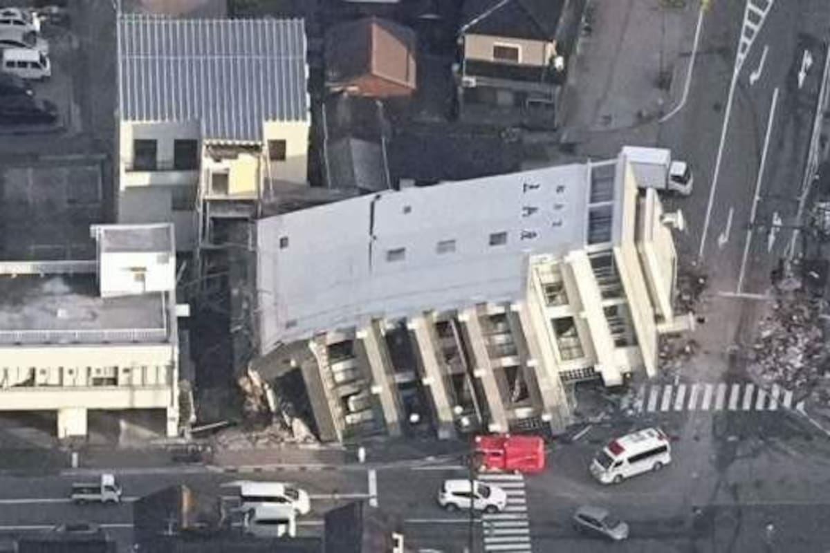 Un edificio se derrumbó de costado en Wajima, prefectura de Ishikawa
