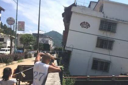 Un edificio se hunde y se derrumba en la provincia de Guangxi