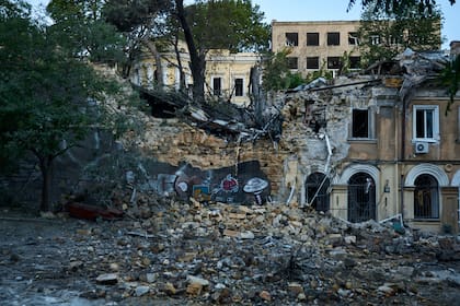Un edificio se ve muy dañado tras atauqes de misiles rusos en Odesa, Ucrania, el domingo 23 de julio de 2023. (AP Foto/Libkos)