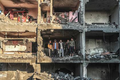 Un edificio semidestruido por los bombardeos israelíes en Rafah, en el sur de la Franja de Gaza