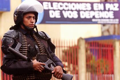 Un efectivo de las fuerzas de seguridad custodia un centro electoral en Nicaragua, en el ojo de la tormenta por la deriva autoritaria