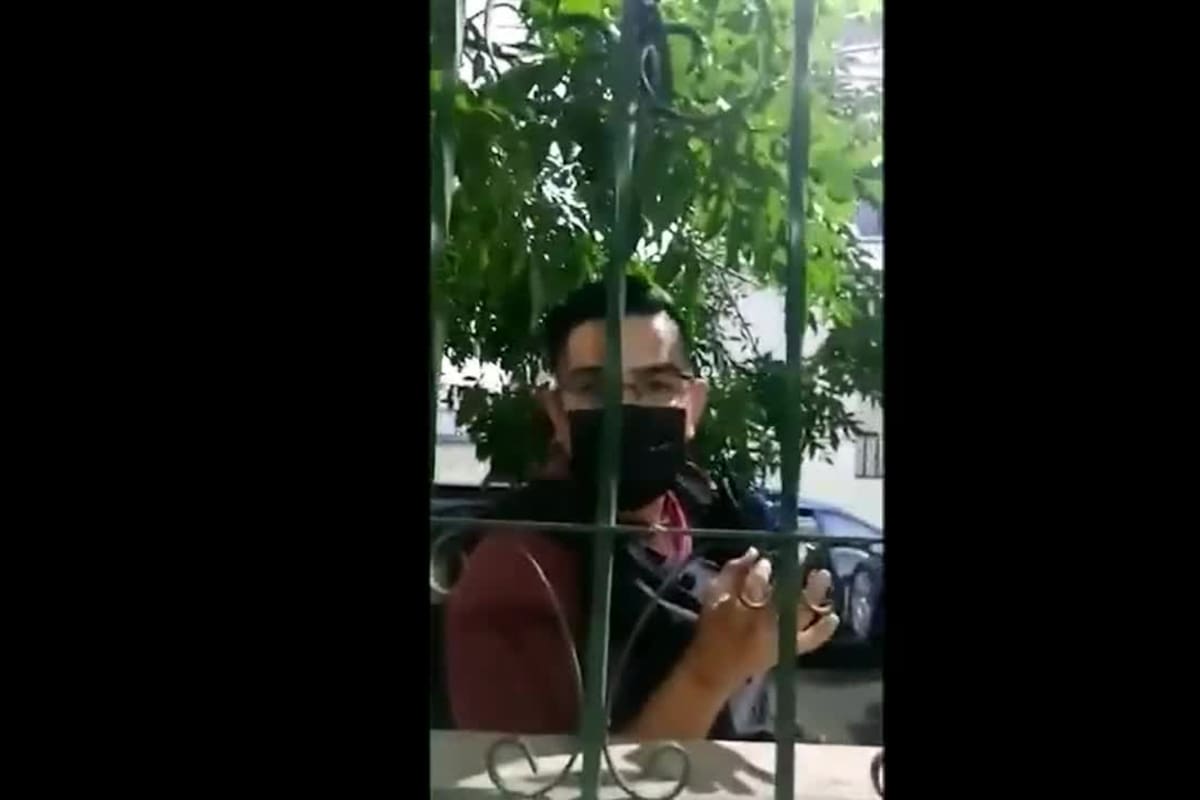 Un efectivo policial fue filmado por una vecina, que lo denunció tras recibir insultos y agresiones físicas de su parte