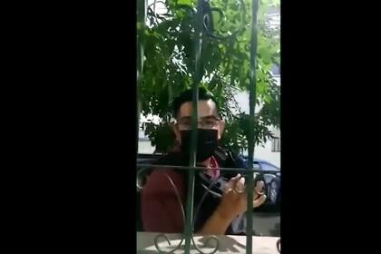 Un efectivo policial fue filmado por una vecina, que lo denunció tras recibir insultos y agresiones físicas de su parte