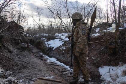 Un efectivo ucraniano monta guardia en una trinchera en la línea de separación con los rebeldes prorrusos, en la región de Dontesk, Ucrania