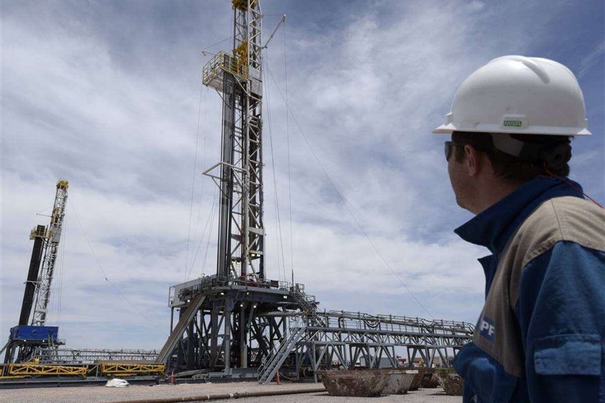 Un ejecutivo de YPF, en una visita al yacimiento de Vaca Muerta
