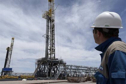 Un ejecutivo de YPF, en una visita al yacimiento de Vaca Muerta