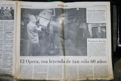 Un ejemplar de LA NACION que da cuenta del aniversario número 60 del Ópera