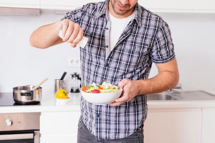 Un ejemplo claro sobre cómo cuidarnos al comer es disminur el consumo de sal