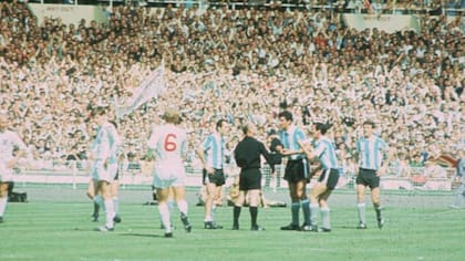 Una imagen memorable: en el Mundial de 1966, el capitán de Argentina, Antonio Rattin, se rehusó a abandonar el campo luego de una expulsión -verbal, no había tarjetas- que consideraba injusta.