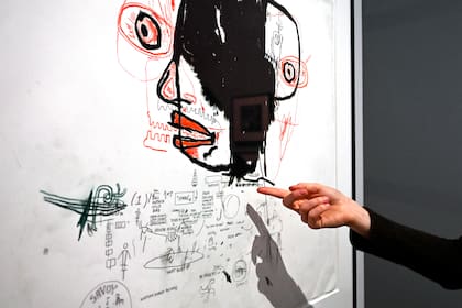 Un ejemplo de "garabato" de Jean-Michel Basquiat (1985), en la muestra que incluye obras de arte de grandes exponentes del Renacimiento al arte contemporáneo