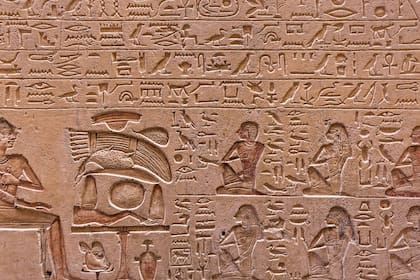 Un ejemplo del primer invento humano asociado al lenguaje, la escritura. El año que viene se cumplirán 200 años de la publicación del primer descifrado de la Piedra de Rosetta y los jeroglíficos egipcios por parte de Jean-François Champollion