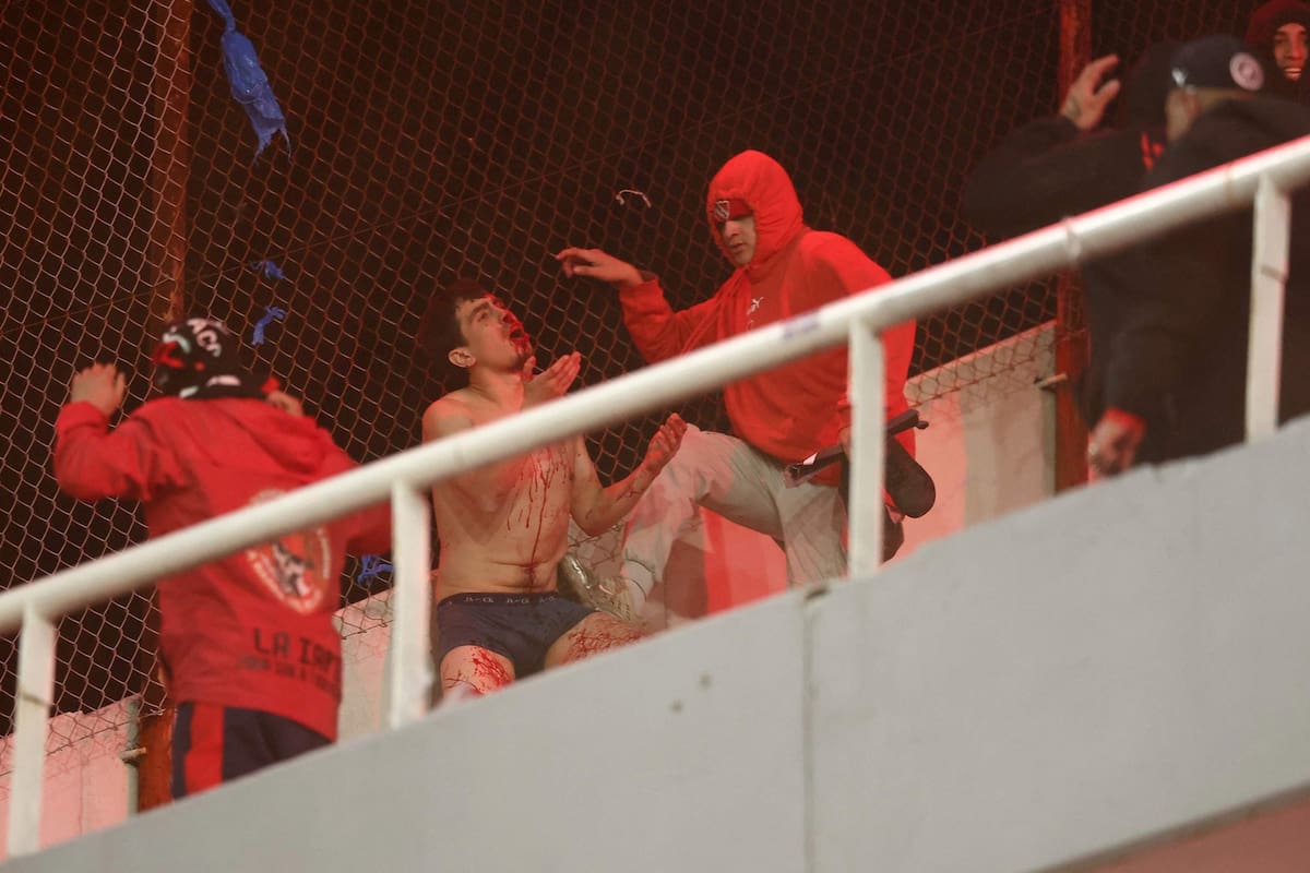 Un ejemplo entre muchos: un simpatizante sangrante y desnudado de Universidad de Chile es pateado por uno de Independiente; unos empezaron, otros respondieron y la barbarie se apoderó de una noche de fútbol.