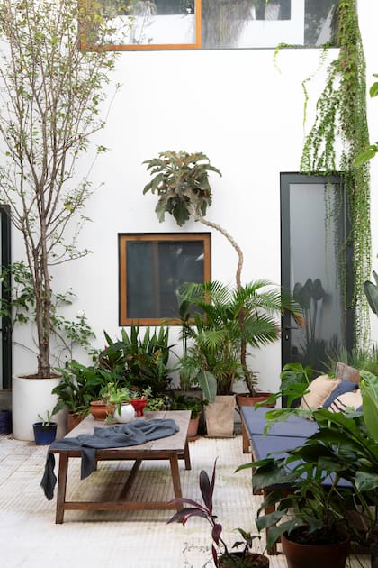 Un ejemplo tomado de la casa de la arquitecta Cecilia Gómez Abuin, que en su patio puso las baldosas vainilla en el piso.