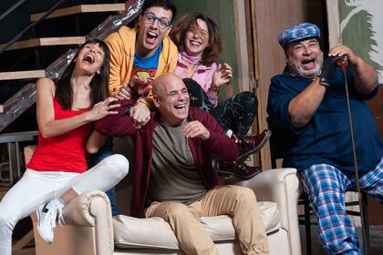 Un elenco sumamente atractivo: Valentina Bassi, Roberto Peloni, Marcos "Bicho" Gómez, Laura Novoa y Roly Serrano