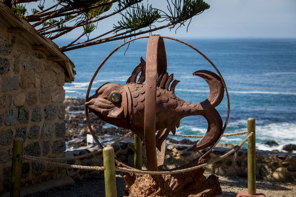 Un emblema de Isla Negra: el pez de hierro inscrito entre dos círculos (de hierro), símbolo de la burbuja oceánica que encantó a Neruda.