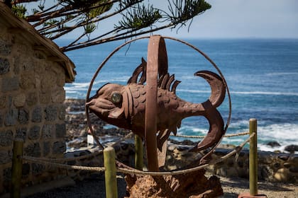 Un emblema de Isla Negra: el pez de hierro inscrito entre dos círculos (de hierro), símbolo de la burbuja oceánica que encantó a Neruda.