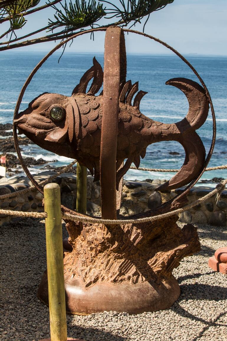 Un emblema de Isla Negra: el pez de hierro inscrito entre dos círculos (de hierro), símbolo de la burbuja oceánica que encantó a Neruda.