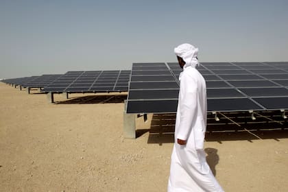 Un emiratí en una planta de energía solar en Masdar City, un desarrollo de energía sustentable en Emiratos Árabes Unidos. (AP Photo/Kamran Jebreili, File)