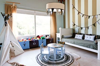 Un playroom que impacta desde una única pared rayada