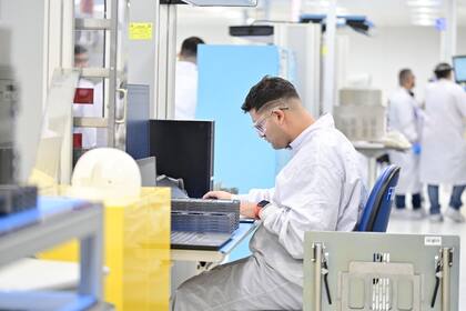 Un empleado de esta instalación dedicada exclusivamente a chips para servidores y centros de datos