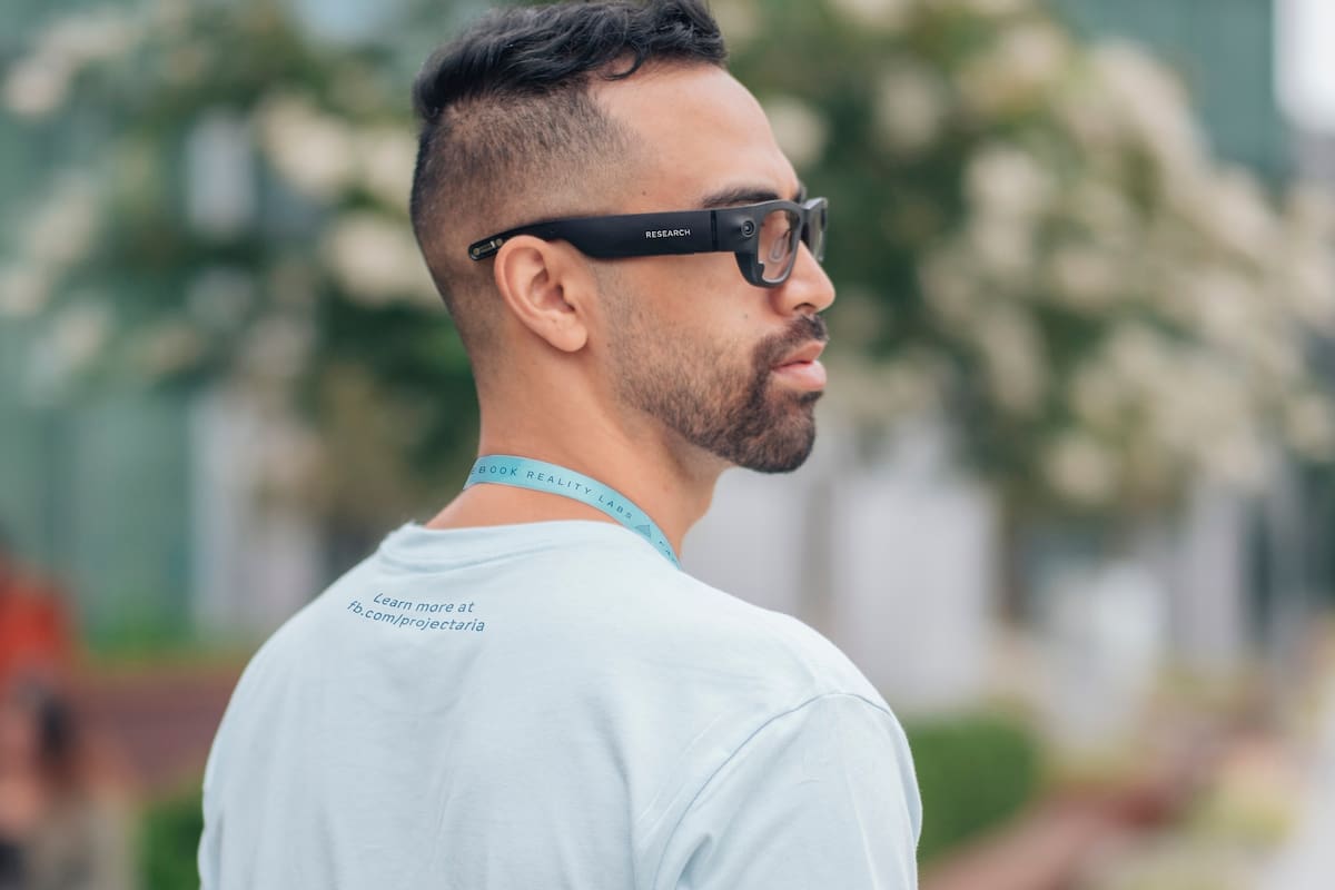 Un empleado de Facebook con prototipo de los anteojos Proyecto Aria, fabricados junto a Ray-ban; esperan presentarlos en 2021