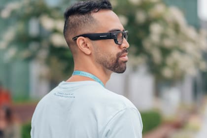 Un empleado de Facebook con prototipo de los anteojos del Proyecto Aria