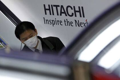 Un empleado de Hitachi. La compañía llevó a cabo una agresiva estrategia de cierres de plantas en Japón y relocalizó sus operaciones en el exterior
