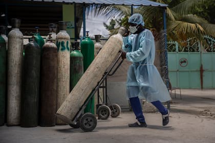 Un empleado de hospital transporta tanques de oxígeno en Puerto Príncipe, Haití