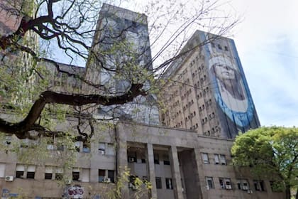 Un empleado de la UBA de 22 años murió tras caer del tercer piso de un edificio frente al Hospital de Clínicas