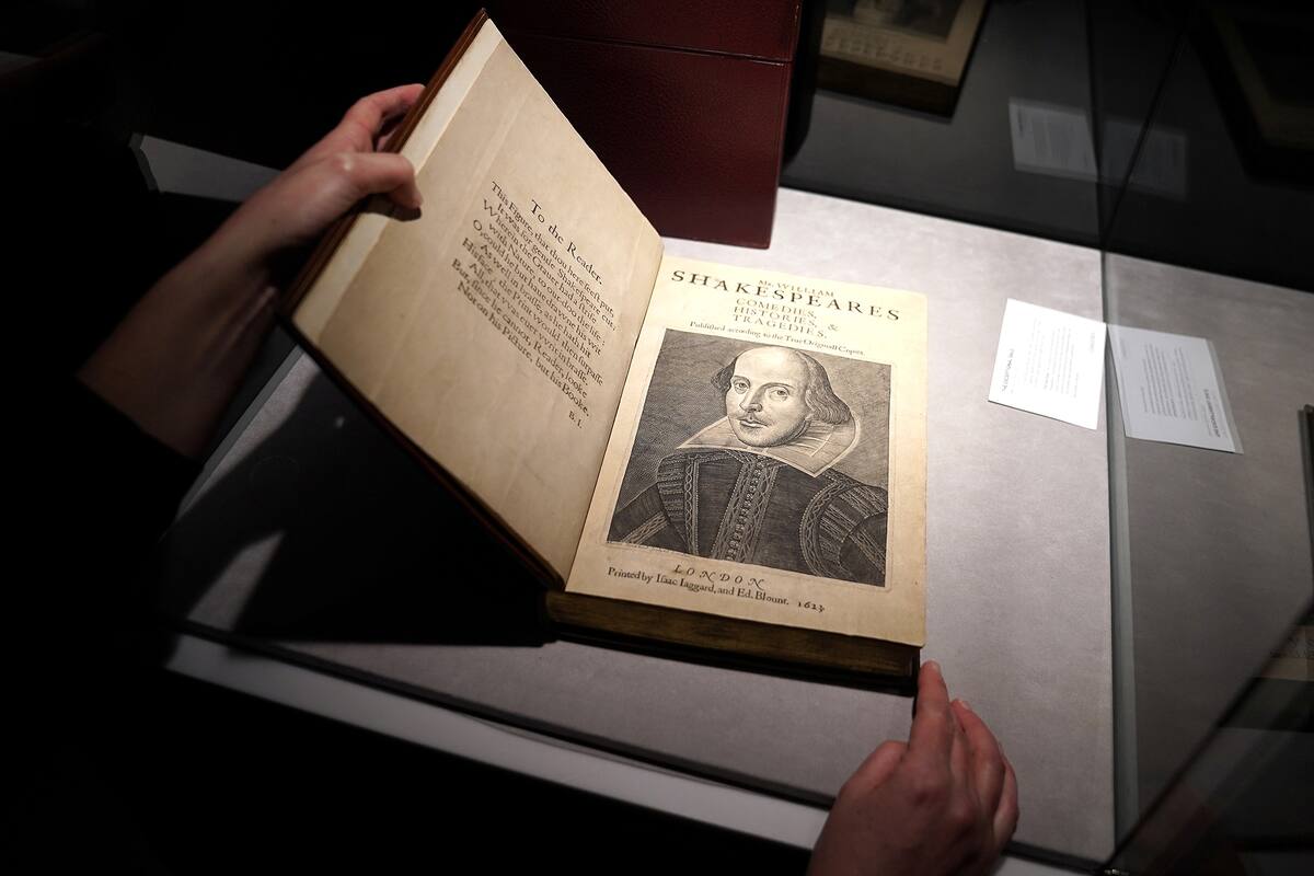 Un empleado de las subastas de Christie tiene un primer folio raro de 1663 de 36 obras de Shakespeare que se vendió por un récord de 8,4 millones de dólares (9,978 millones con tarifa de comprador) en el distrito de Manhattan de la ciudad de Nueva York, Nueva York