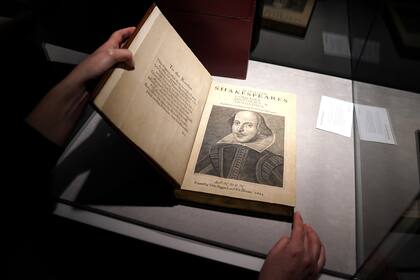 Un empleado de las subastas de Christie tiene un primer folio raro de 1663 de 36 obras de Shakespeare que se vendió por un récord de 8,4 millones de dólares (9,978 millones con tarifa de comprador) en el distrito de Manhattan de la ciudad de Nueva York, Nueva York